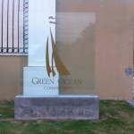 totem em vidro e base de concreto