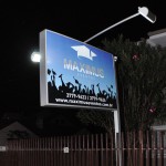 placa frontlight curitiba, placa com iluminação externa em curitiba, letreiro curitiba, placa externa com refletores curitiba