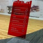 totem interno em acrilico