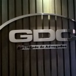letras caixas de aço inox polido, letreiro em inox curitiba, letras em relevo de aço, letras de metal curitiba, letreiro metálico curitiba, letreiro escritorio advocacia curitiba, letras bloco de inox
