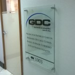 painel vidro com prolongadores cromados, placa vidro temperado curitiba, placas de vidro com botoes metalicos em curitiba, painel com prolongadores, logomarca em adesivo curitiba