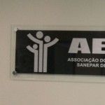 placa em vidro com logomarca adesivo aço escovado, painéis de vidro curitiba, placas para recepção curitiba, placas internas, placas de vidro com logomarca curitiba