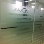 pelicula jateada para vidro, divisoria de vidro com adesivo fosco curitiba, adesivo com recorte logomarca curitiba, adesivo jateado para vidros curitiba