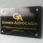 publicidade interna placa de acrilico com letras em dourado, placa de acrilico curitiba, placas advogados, placa acrilico escritorio curitiba, placas internas modelos, placas de escritorio em acrilico