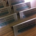 dispaly de mesa aço inox, placas metalicas mesa curitiba, prisma em aço inox publicidade curitiba, placa de mesa, campanha de mesa aço inox curitiba