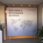 panel tubo de aço inox mdf com adesivo, placa de mdf receçpão, painel mdf com adesivo impressao digital em curitiba, painel de museu, placa indicativa museu, comunicaçao visual curitiba