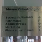 placa indicativa interna em aço inox escovado, placa sinalização interna curitiba, placas de direcionamento , p lacas em curitiba