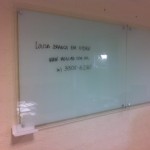 lousa branca em vidro temperado curitiba, painel vidro com fundo branco para escrever, placa de vidro para escrever reuniões