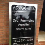 placa aço inox escovado com acrílico e letras caixa de pvc expandido, letras pvc curitiba, letreiros advogados curitiba, letreiro escritorio advocacia, placa externa aço inox, placas aço em curitiba