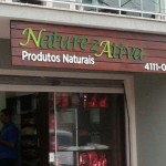 deck de madeira com letra em relevo de pvc expandido, letras em relevo curitiba,