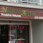 placa em deck de madeira com logomarca em relevo, deck madeira fachadas curitiba, painel de itauba com letras de pvc em curitiba, placa madeira com relevo