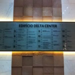 placa retroiluminada para centros comerciais, placa edificio comercial, placa hall de condominio, placa vidro curitiba, placa condominio comercial curitiba, placa recepçao predio comercial