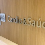 letras caixa para balcão de recepçao, letras em relevo placa mdf curitiba, letras caixa interior curitiba, letreiro inox curitiba, letras em relevo curitiba