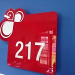 placa de numero de apartamento em acrilico curitiba, placas acrilico, acrilico corte laser curitiba, sinalização interna condominios, sinalização de portas edificios comerciais curitiba