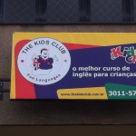 placa metálica com lona