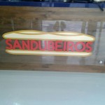 placa de vidro com logotipo em adesivo, painel de vidro em curitiba, placas internas de vidro, placas de acrílico com prolongador em curitiba