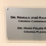 painel vidro com letras de acrilico, placas vidro em curitiba, acrilico para letreiros em curitiba, placas internas consultorio, placa para consultorio medico, placas medicos curitiba