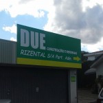 painel vidro com letras de acrilico, placas vidro em curitiba, acrilico para letreiros em curitiba, placas internas consultorio, placa para consultorio medico, placas medicos curitiba