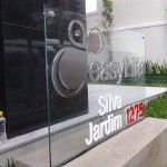 placa de vidro para condominios em aço escovado letras em acrilico curitiba