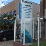 placa totem luminosa feita em acm com acrílico iluminação led curitiba, placa vertical acm totem curitiba, placa curitiba, placas externas curitiba