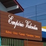 fachada de madeira com letras caixa de pvc expandido , fachada comercial curitiba, fachadas de lojas em curitiba, deck de madeira fachadas curitiba