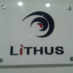 painel interno em acrilico com letras 3d, letreiro acrilico placas internas curitiba, letreiro de acrilico corte laser, placa interna acrilico curitiba, placas personalizadas em curitiba