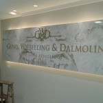 painel de mármore com letras de latão dourado, letra caixa latão dourado curitiba, letreiro dourado metálico, letras de metal dourado curitiba, painel com letras em acrílico dourado, painel com letra caixa e led curitiba, letreiro led curitiba, letreiro com iluminação, letras douradas logomarca curitiba