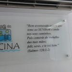 placa vidro temperado com espaçadores cromados em curitiba, painel de vidro com letras em adesivo, placa missao e valores em curitiba, empresas que fazem placas de vidro em curitiba