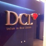 logomarca em letra caixa de aço escovado