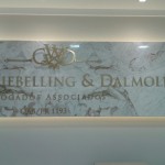 painel de mármore com letras de latão dourado, letra caixa latão dourado curitiba, letreiro dourado metálico, letras de metal dourado curitiba, painel com letras em acrílico dourado, painel com letra caixa e led curitiba