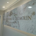 painel de mármore com letras em latão dourado, placa interna marmore e letras em relevo curitiba, placa de marmore com logomarca, placa escritorio advocacia, placas de luxo para interior de empresa