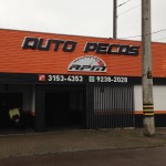 fachada loja auto peças brise metalico com letra caixa aço galvanizado, fachada com letras em relevo curitiba, fachada com placas de aço, fachadas comerciais em curitiba, comunicação visual placas e fachadas curitiba