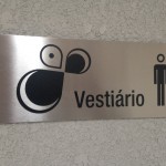 placa aço inox com adesivo, placa metalica interna, placa sinalização interna aço escovado, placas para condomínios, placas salas comerciais curitiba