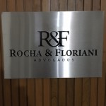 placa aço inox curitiba, placa metalica com letreiro em relevo, placa inox escovado com logomarca 3d em acrilico curitiba, placas internas para recepção curitiba