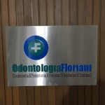 placa aço inox curitiba, placa metalica com letreiro em relevo, placa inox escovado com logomarca 3d em acrilico curitiba, placas internas para recepção curitiba, placa interna com letras em relevo, placas de metal com relevo, placa escritorio advocacia, placas para advogados, placas internas bonitas em metal