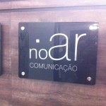 placa de acrilico com letra em relevo