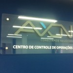placa transparente acrilico cirstal com letras 3d, placa com logomarca em relevo curitiba, placas personalizadas curitiba, placas de acrilico, painel acrilico como prolongador croma