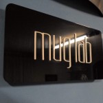 placa de acrilico corte laser com letras em relevo, letras acrilico corte laser em curitiba, placas acrilico com relevo, placas com letras 3d tipo bloco caixa alta em curitiba, sinalização com acrilico projetos personalizados curitiba