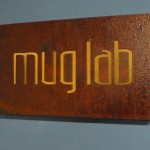 aço corten corte laser com fundo em latão dourado, placa aço corten, aço corten placas em curitiba, placas personalizadas de aço enferruajado, placas com latao dourado curitiba, projetos aço corten fachadas curitiba