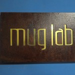 placa aço corten vazado com fundo em latão dourado, placa aço enferrujado curitiba, aço corten curitiba, placas em metal curitiba