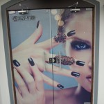 adesivo perfurado com impressão digital, adesivo perfurade para vidros, perfurated em curitiba impressão digital, adesivos para vidro em curitiba