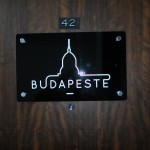 painel acrílico com prolongadores cromados, placa de porta em acrilico, placas curitiba, placas de vidro, placas de acrílico, placas com espaçadores metálicos, prolongadores placas curitiba