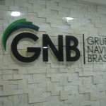 placa em acrílico com letras em relevo