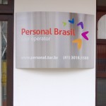 placa em aço curvo com adesivo