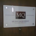 placa acrilico escritorio advocacia, placa de porta para sinalização interna, placa com botão de espelho, placas cromadas curitiba