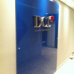 painel em vidro com letra de aço inox