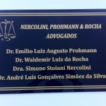 acrílico com adesivo dourado