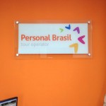 painel em vidro com logomarca curitiba