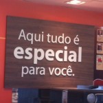 painel de madeira com letra caixa