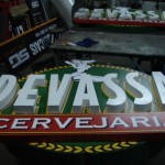 Letreiro em aço com adesivo e sobreposições